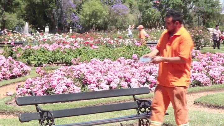 Vecinos inolvidables: así son las placas que los homenajean en los bancos de las plazas