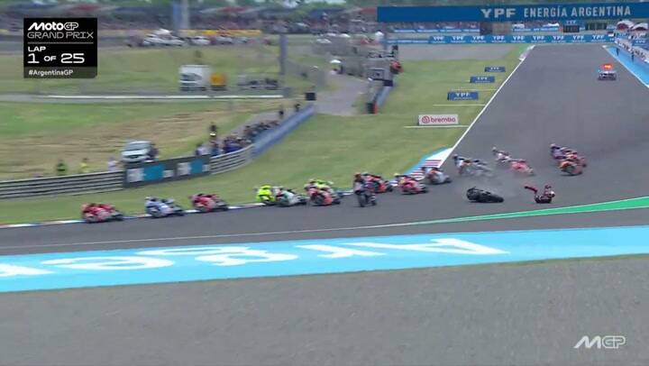 La caida de Bezzecchi en el GP de Termas de Río Hondo