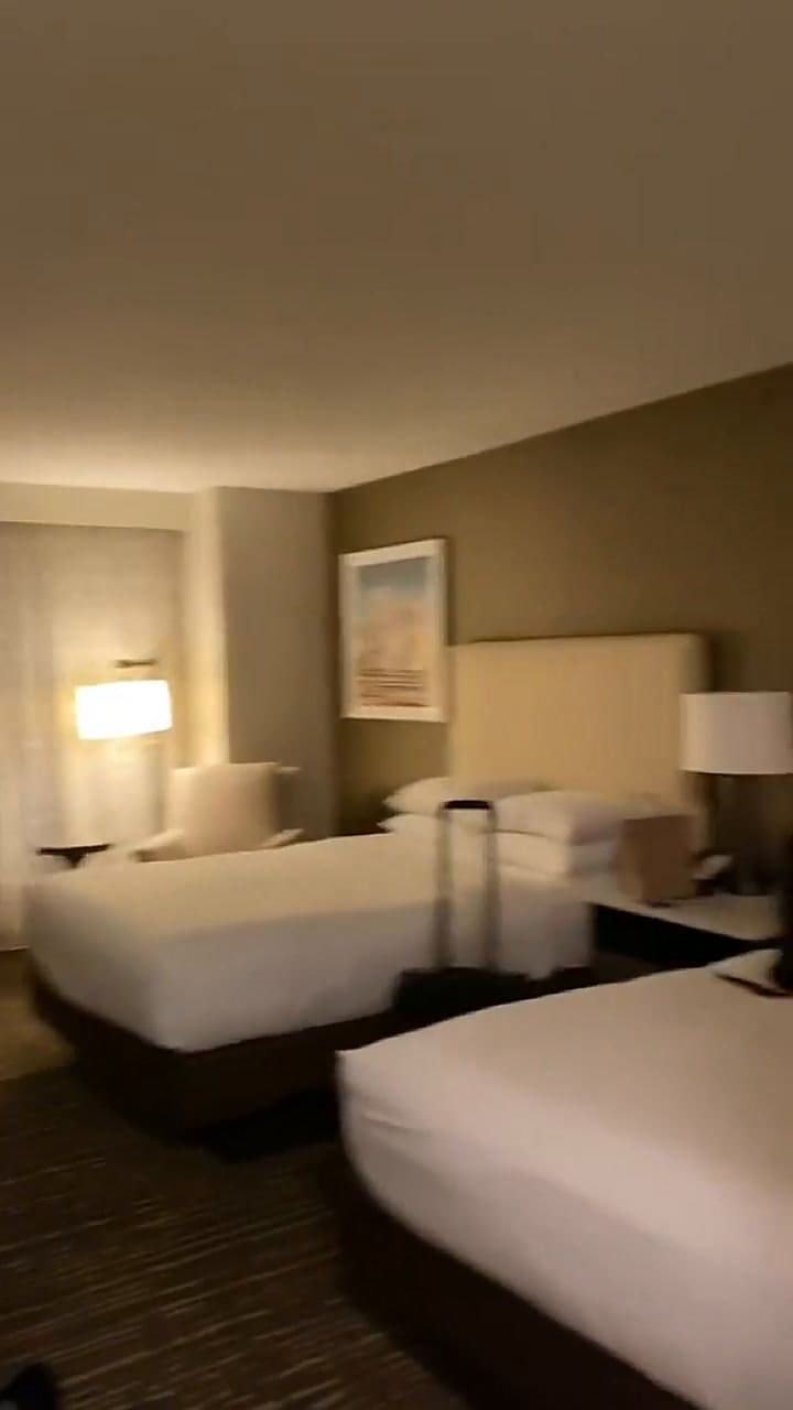 Azafato muestra cómo es su día a día en su trabajo