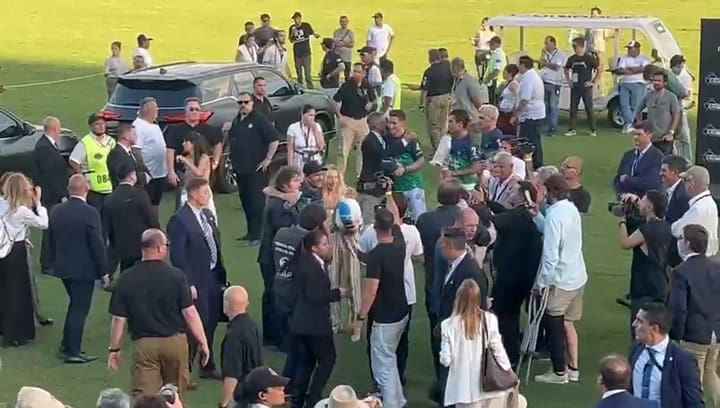 El abrazo de Milei con Adolfo Cambiaso