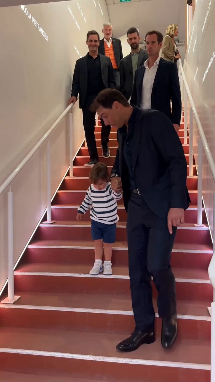 Nadal, junto a su hijo, baja las escaleras. De fondo: Roger Federer, Novak Djokovic y Andy Murray