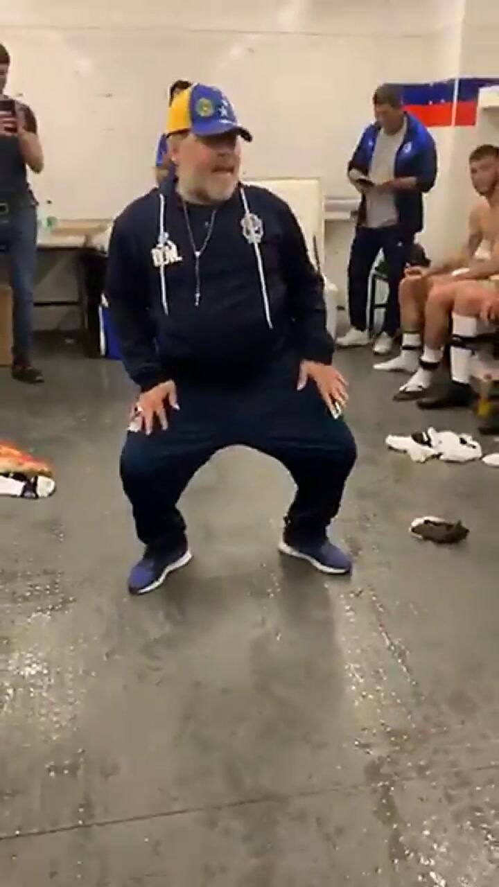 El baile de Maradona en el festejo en el vestuario del triunfo de Gimnasia. Fuente:Twitter