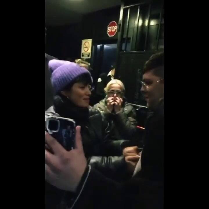 Lali sorprendió a sus fans afuera del estadio (Video: Twitter @gabrielhugo.00)