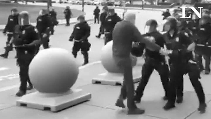 Anciano con barbijo golpeado por policías en Buffalo, Nueva York