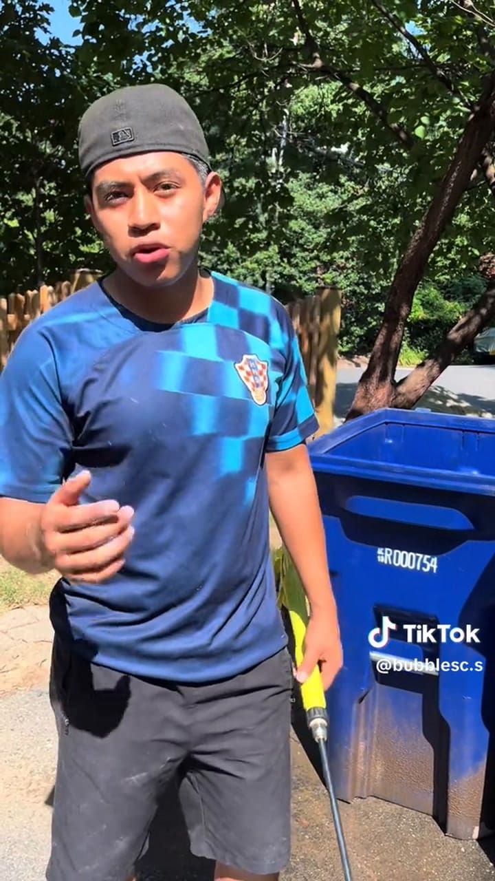 Esto es lo que cobra un migrante latino por limpiar botes de basura en EE.UU.