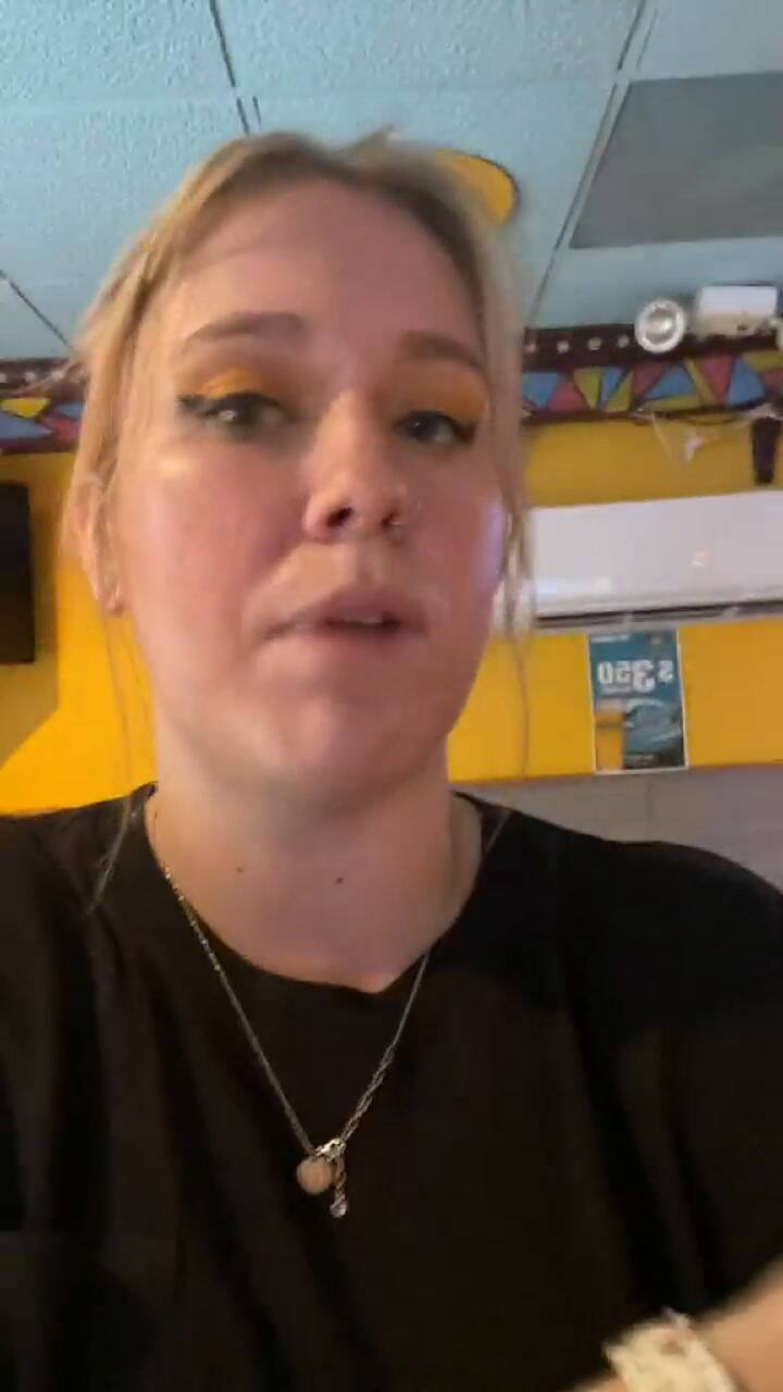 Atiende un restaurante y muestra qué hace con los clientes que no dejan propina