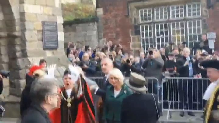 El momento en que un hombre le tira huevos al Rey Carlos