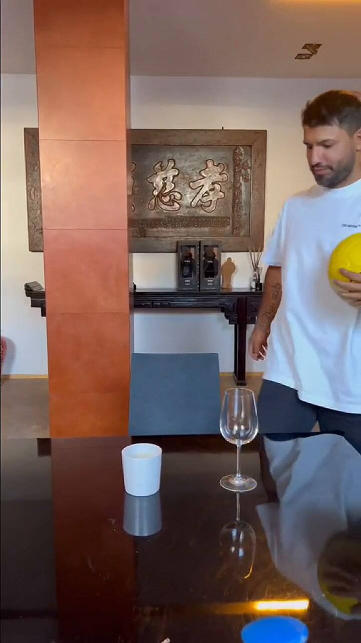 Khaby Lame grabó un video con Sergio 'el Kun' Agüero (Video: TikTok @khaby.lame)