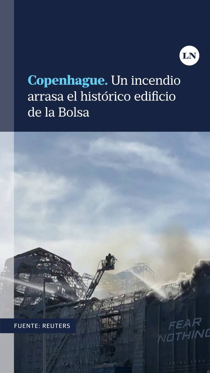 Copenhague, Dinamarca. Un incendio arrasa el histórico edificio de la Bolsa