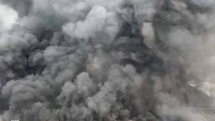 Un feroz incendio se desató en el estacionamiento de una de las mayores automotrices de China