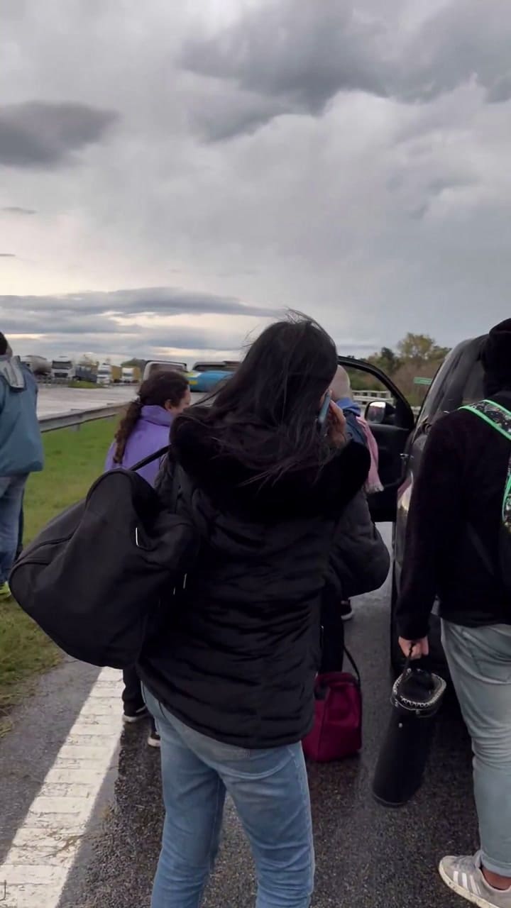 Así fue el rescate de pasajeros de un micro varado en la ruta 9