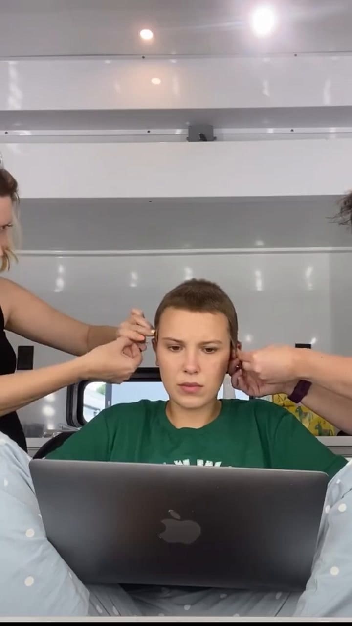Años después de haberse rapado para ser Eleven, Millie Bobby Brown optó por una peluca