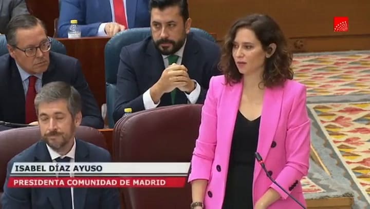“Me gusta la fruta”: la ironía de Díaz Ayuso tras el insulto al aire a Pedro Sánchez que desató una tormenta en España