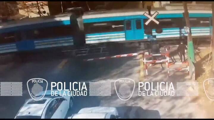 Cruzó con la barrera baja, fue atropellado por un tren y estuvo a punto de aplastar a un peatón