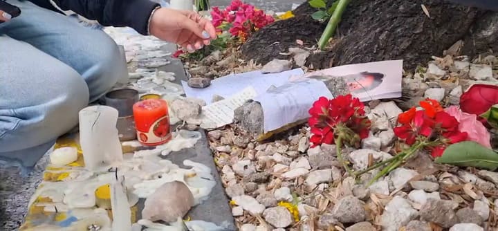 Fanáticos dejan velas frente al hotel donde falleció Liam Payne