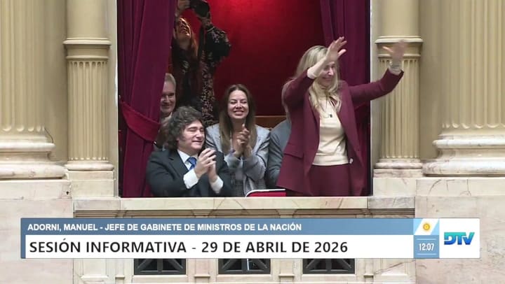 Aplausos de pé para Karina Mille no Congresso