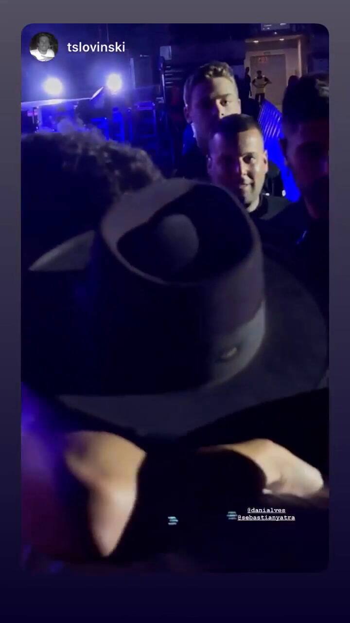 Sebastián Yatra baja del escenario a cantar junto a Dani Alves en Barcelona