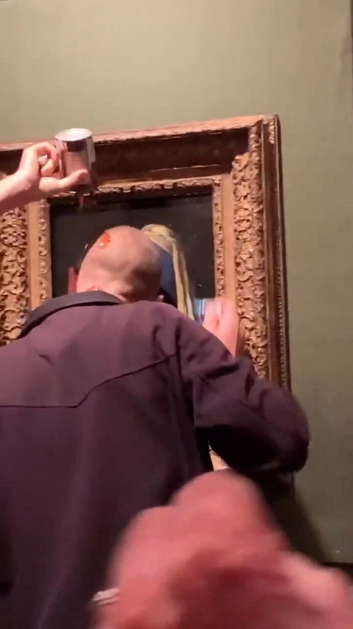 Activistas de Just Stop Oil se pegaron a “La Joven de la Perla” de Vermeer