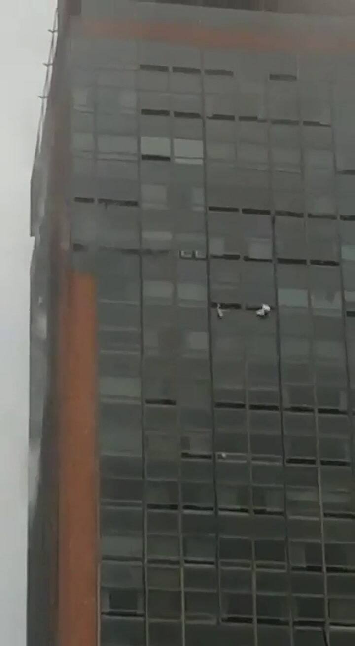 Columnas de humo emanan del edificio incendiado en microcentro - Fuente: Twitter