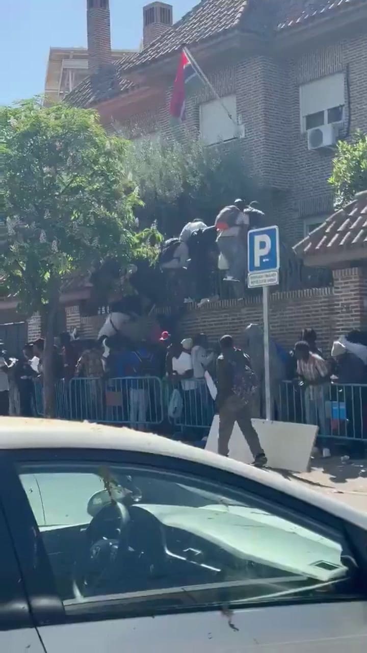 Escenas de la desesperación: decenas de inmigrantes asaltaron la embajada de Gambia en Madrid