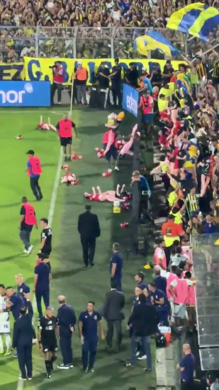 Una cargada que cruza los límites: Rosario Central arrojó muñecas inflables vestidas con la camiseta de Newell's