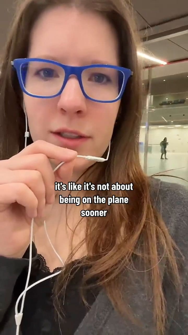 Una viajera explicó por qué muchos pasajeros hacen fila para entrar al avión