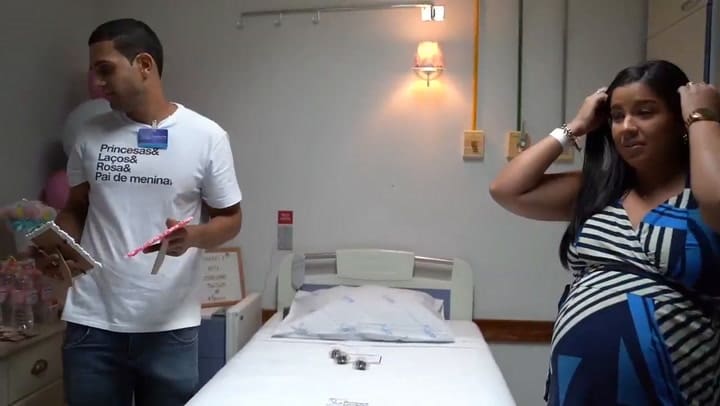 El video del nacimiento de la bebé “enojada”