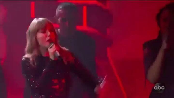 Taylor Swift ganó como mejor artista del año y le pidió a la gente que vaya a las urnas - Fuente: AB