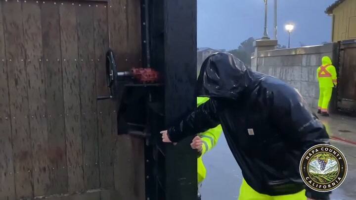 El condado de Napa cerró sus compuertas contra inundaciones ante la bomba ciclónica