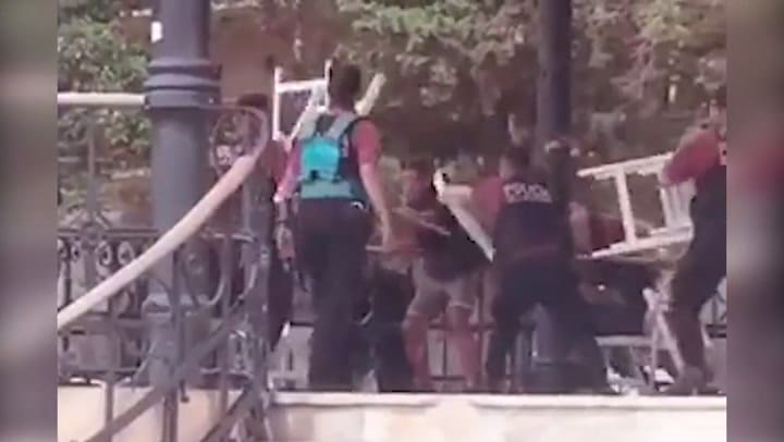 Policías detuvieron a sillazos a un hombre que los atacó con un palo de madera