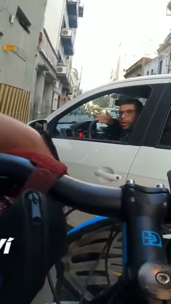 Bicibandido: le dice a un conductor que bloquea la ciclovía