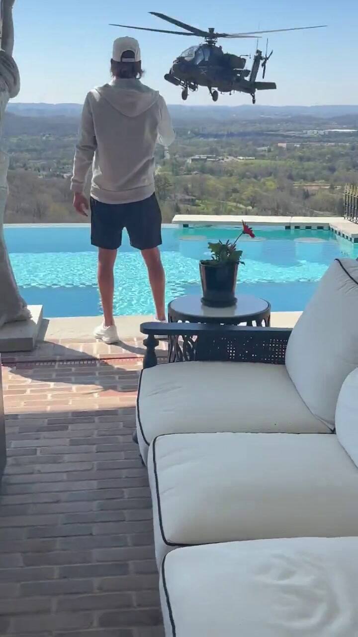 Kid Rock sube video donde se ven helicópteros Apache que sobrevuelan su residencia