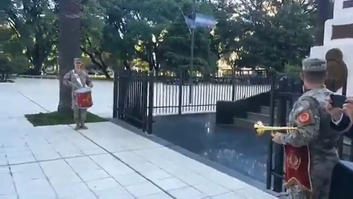 Izamiento de bandera en honor a los caídos de Malvinas - Fuente: Twitter