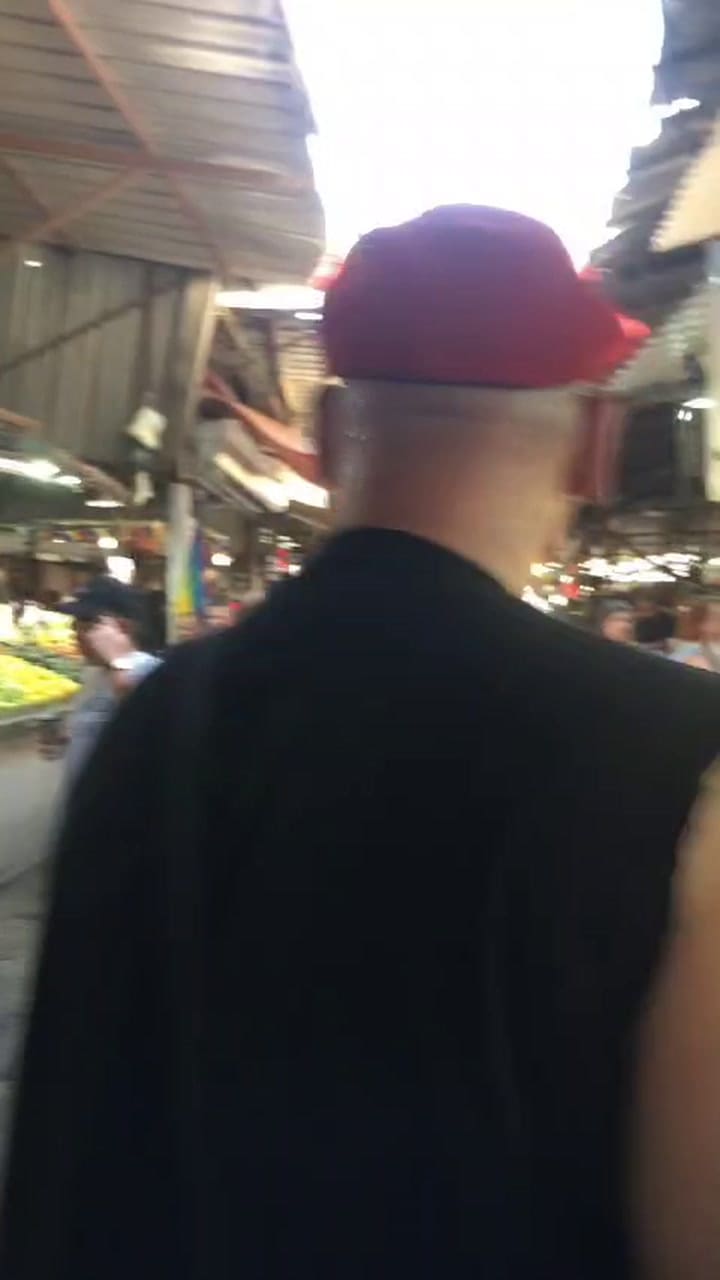 Iair Horn, en un mercado con sus amigos