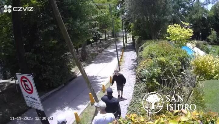 A partir de las filmaciones de las cámaras de seguridad, los investigadores intentan identificar a los sospechosos