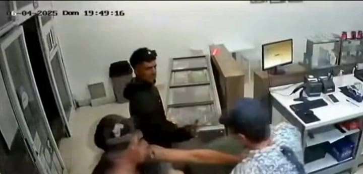 Mar del Plata: tres ladrones entraron armados a robar una heladería y un empleado los echó a las trompadas