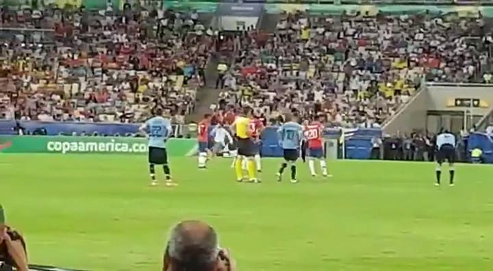 El patadón de Jara al 'hombre pollo' que pudo haber dejado a Chile con 10 - Fuente: Twitter