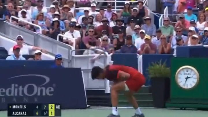 Video: Alcaraz rompió su raqueta de la furia y Monfils lo eliminó en su debut de Cincinnati