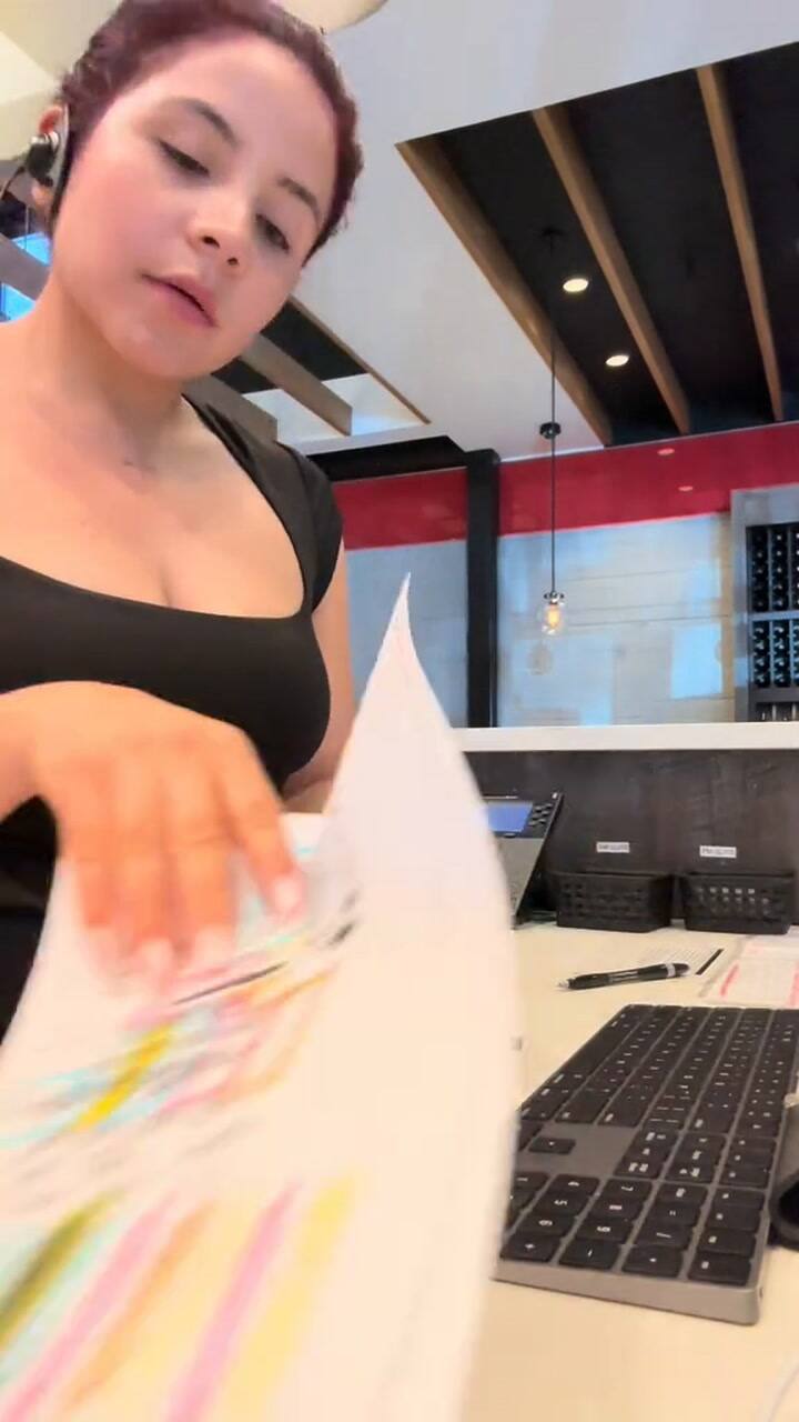 Una latina reveló de cuánto es su sueldo teniendo dos trabajos en Florida