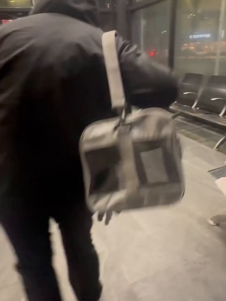 A Metrocard lo abandonaron en una estación de colectivos.