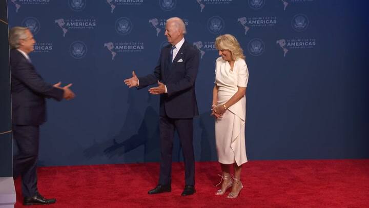 El saludo entre Alberto Fernández y Joe Biden