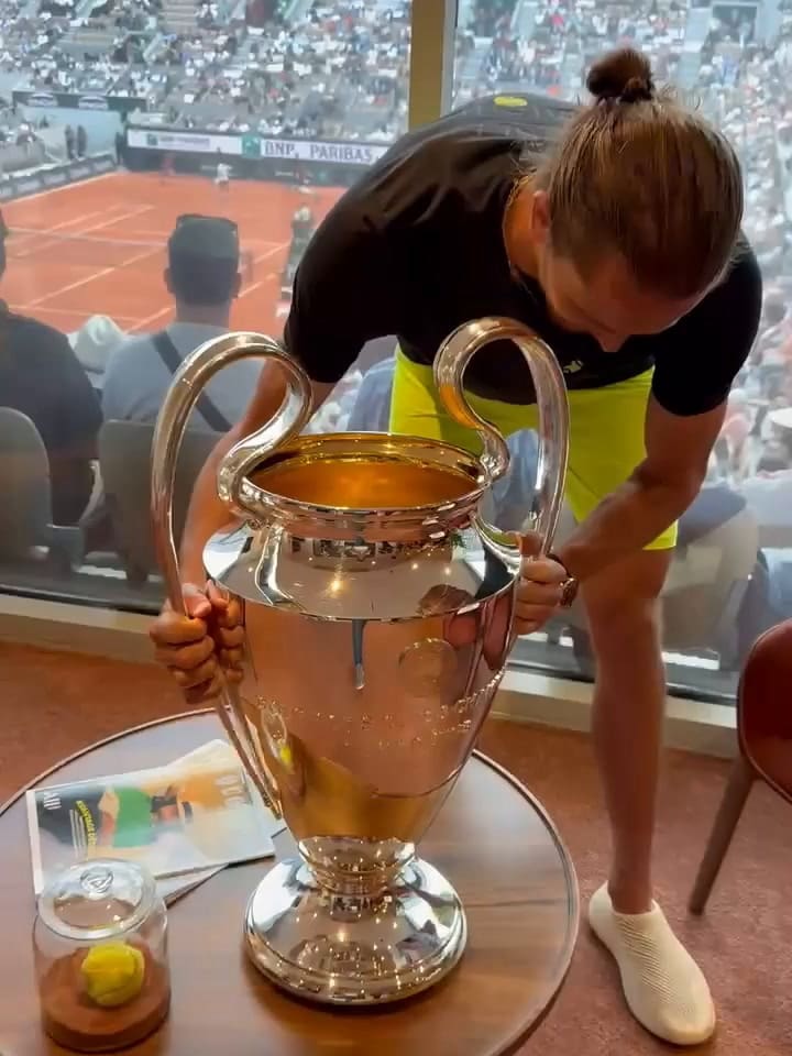 Alexander Zverev con el trofeo de la Champions
