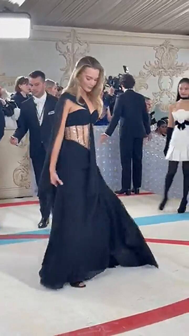 Margot Robbie posó en la MET Gala y Jennie estaba detrás de ella 'nerviosa', según los fans