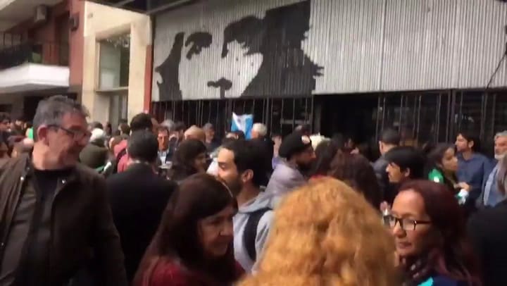 La protesta en la sede de Madres de Plaza de Mayo - Fuente : Twitter
