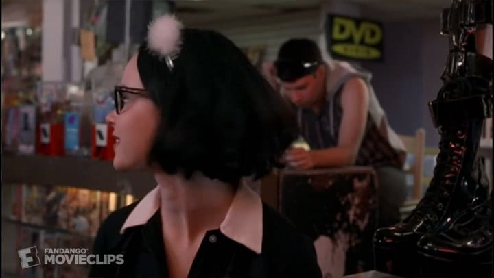 Thora Birch en Mundo fantasma. Fuente: Youtube