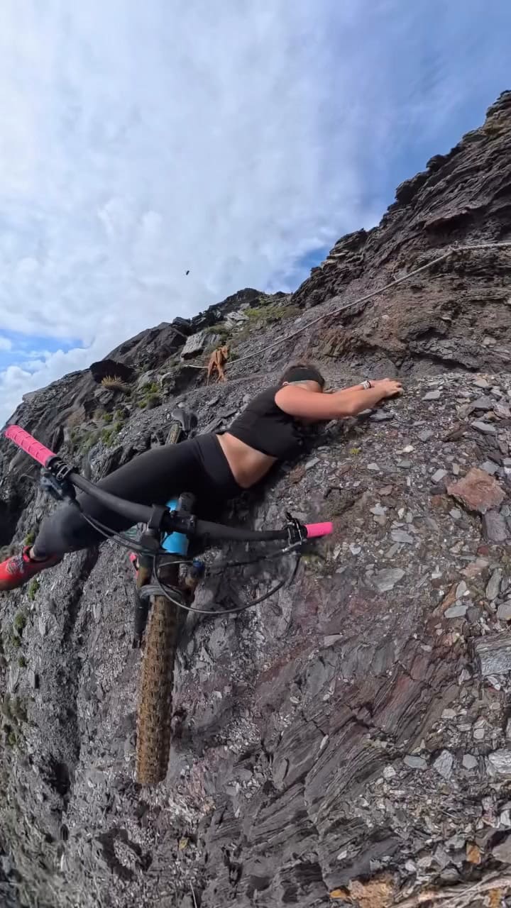Una influencer de Only Fans casi filma su propia muerte mientras andaba en bicicleta en un acantilado