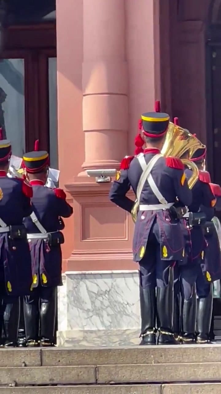 El saludo de los Granaderos a Milei por su cumpleaños