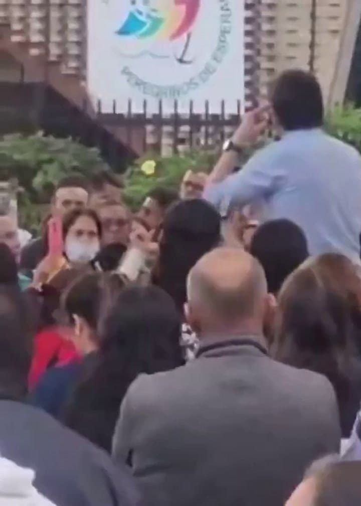 El momento en que le disparan a Uribe