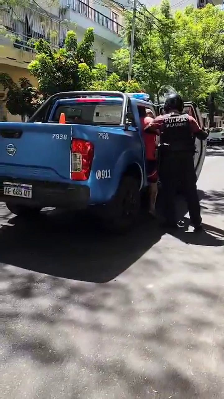 Un automovilista discutió con un taxista y lo atacó a cuchillazos en Caballito