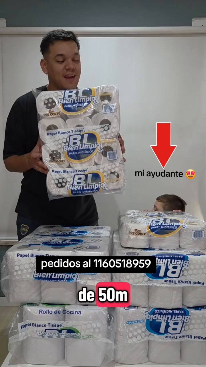 Brian promociona su emprendimiento por redes sociales